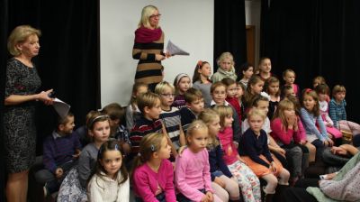 Děti připravily pro publikum pásmo básní a písniček, by to parádní zážitek!