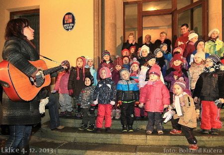 Paní ředitelka Soňa se "svými" našimi dětmi ..