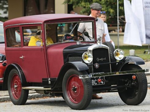 Peugeot 172M, rok výroby 1928  získal cenu jako nejstarší veterán, vedle  jeho  majitel Ondřej Kuba