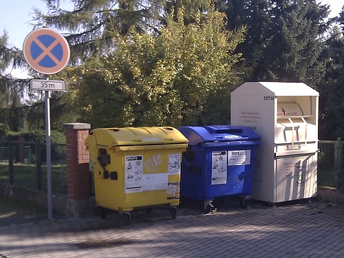 kontejner na textil  u oázy (vpravo, bílý)