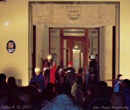 Děti se sešly a zazpívaly před nově rekonstruovanou budovou Obecního úřadu