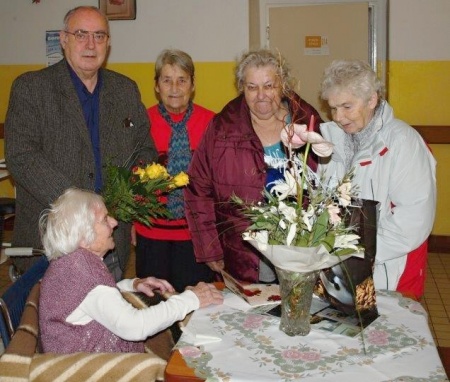 Paní Jirasová přijímá gratulace