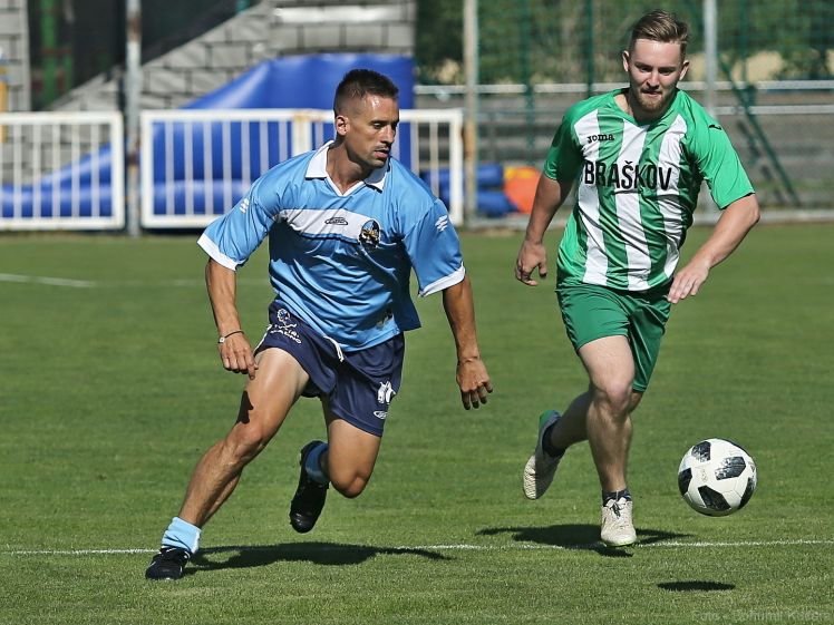 Tomáš Plekanec (v modrém) ukázal, že umí jak s hokejkou, tak na trávě s balónem.