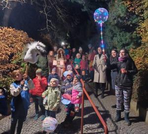 Svatomartinský lampionový průvod ke Dni válečných veteránů se konal ve středu 8. listopadu 2023