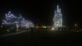 V Lidicích už nám září vánoční strom. Vyzdobené je i stromořadí v parku