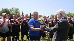 Prezident Petr Pavel  předává pohár Jaroslavu Topkovi